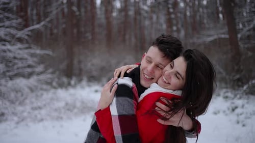 Ein verliebtes Paar umarmt sich während eines Winterspaziergangs Love Emotion Concept