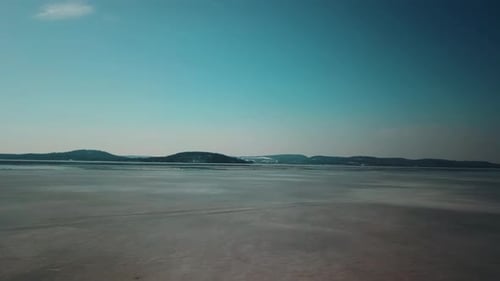 Gefrorener See unter klarem blauem Himmel