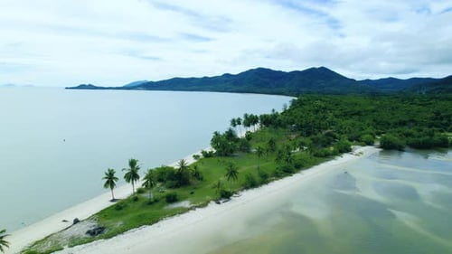 Luftbild eines wunderschönen exotischen tropischen Strandes Phuket, Phuket, Thailand