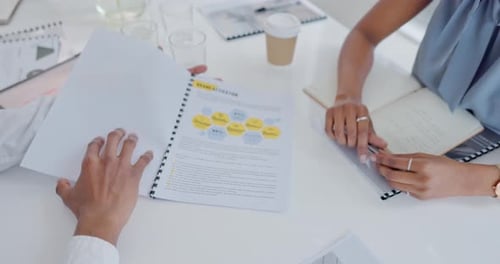 Empresários planejando documento em papel em agência de marketing, startup e escritório moderno