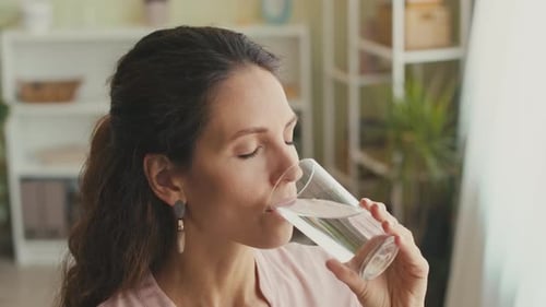 Mujer bebiendo un vaso de agua