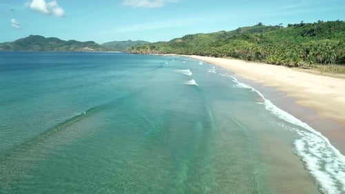 Drohnenaufnahme des tropischen Paradiesstrandes mit weißem Sand und türkisfarbenem kristallklarem Meerwasser