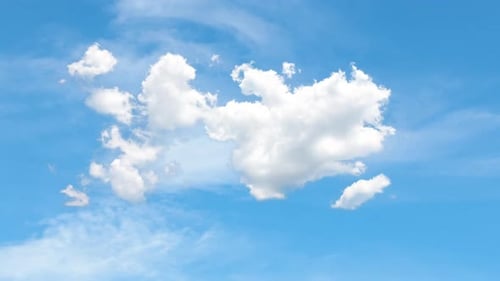 Laps de temps sur les formations nuageuses. Cluster de nuages de coton sur fond de ciel bleu. Nuage magnifique