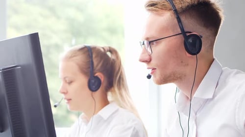Vielfältiges Team junger Fachkräfte arbeitet am Werktag des Verkaufs im Telefonsupport