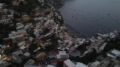 Vidéo aérienne des villas colorées de Positano, à flanc de falaise avec des bateaux sur l'océan, Italie