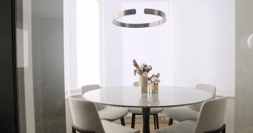 Table et chaises élégantes