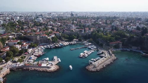 Luftaufnahme der osmanischen Häuser und der alten Marina von Antalya