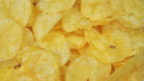 Basteln Sie Kartoffelchips mit rotierendem Cheddar-Käse aus nächster Nähe