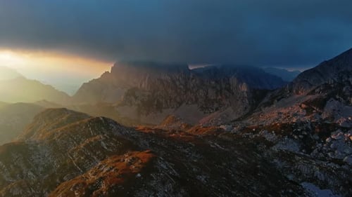 Berge bei Sonnenuntergang und Dramatisch Wolken
