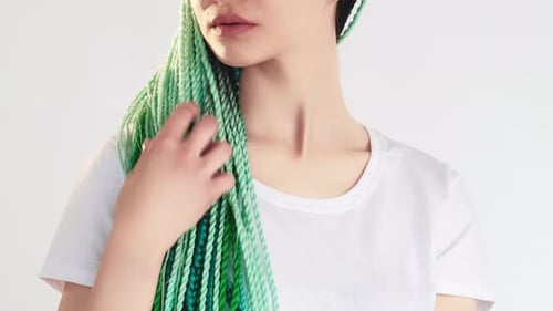 Trenzas de cabello de color verde azulado para mujer de la generación Z