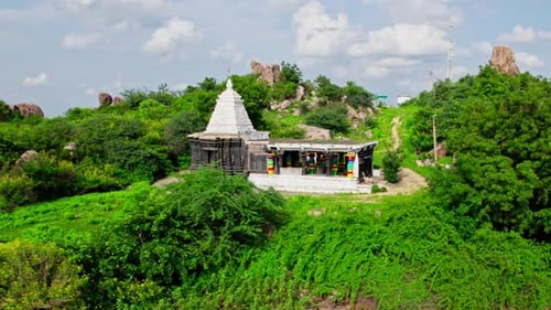 Thumbureshwara Devalayam com torre de sinalização ao fundo e árvores em yelupu Gonda, Surampally,