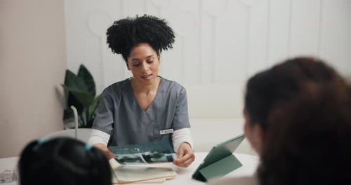 Médico, consultor e odontológico com mulher e paciente para consulta médica