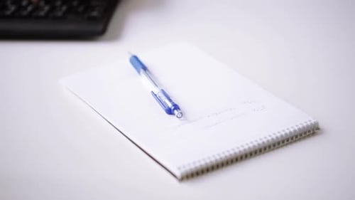 Geschäftsmann schreibt Notizen von Hand im Büro, Arbeitsplatz, Nahaufnahme, Geschäftsführung