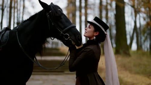 Belle princesse et son cheval noir dans la forêt, femme du XIXe siècle à cheval à Royal Park