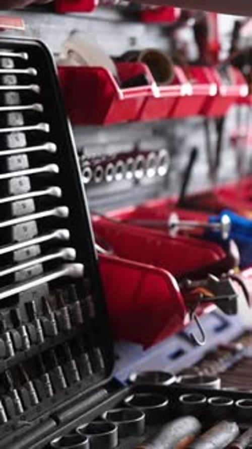 Automechaniker öffnet Schraubenschlüssel- und Steckschlüsselsatz
