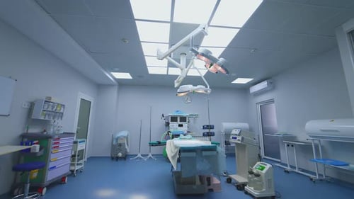 Equipo médico en un quirófano vacío.