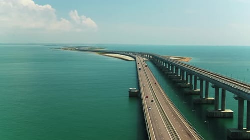 Luftaufnahme einer Brücke und eines Flusses oder des Meeres