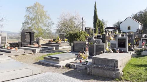 Ein Friedhof an einem sonnigen Tag