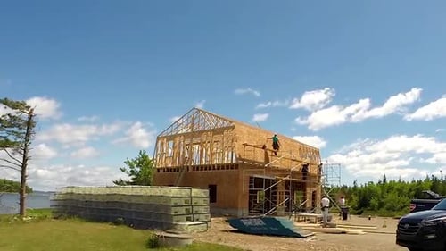 Construir un granero bajo nubes esponjosas