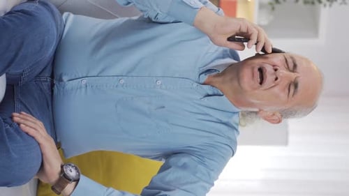 Vertikales Video von Der alte Mann, der die schlechten Nachrichten bekommt, ist schockiert.