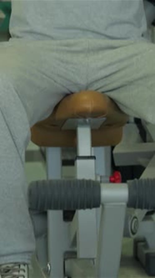 Entschlossener Mann formt seine Brustmuskeln in einem pulsierenden Fitnessstudio