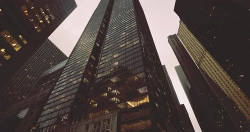 Edificios urbanos altos que reflejan la arquitectura moderna bajo un cielo nublado