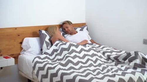 Couple caucasien ayant des moments tendres le matin après s'être réveillé dans le lit - Love, Hom...