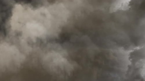 fliege auf die Gewitterwolken zu, 4K-Hintergrund.