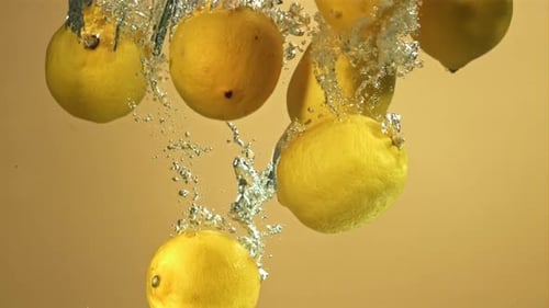 Des citrons tombent sous l'eau filmés par une caméra à haute vitesse à 1000 images par seconde