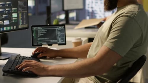 Porträt eines lächelnden Infrastrukturingenieurs für maschinelles Lernen, der Algorithmen entwickelt