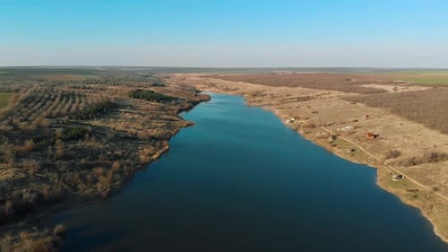Drone sobe acima de lagoa profunda perto de casa de pesca