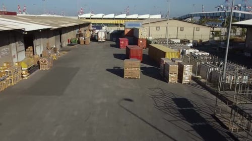 Gabelstapler im geschäftigen Industriegebiet im Freien im Einsatz