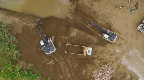 Luftbildarbeiter bereiten die Fundamentgrube für den Betonguss vor