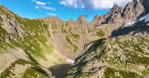 montañas, lagos y cielo