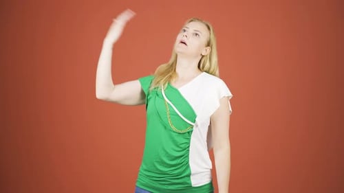 La température élevée de l'air étouffe la femme.