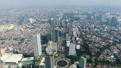 Drone aérea da cidade de Jacarta com a rotatória do Hotel Indonesia no distrito comercial central da Indonésia.
