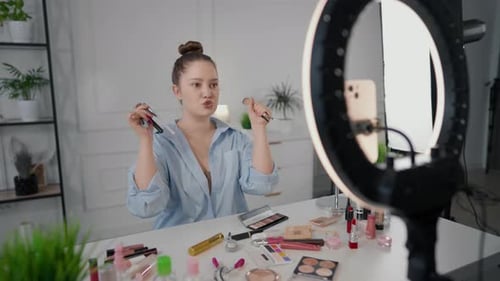 Bonita mujer caucásica mostrando maquillaje moderno en su propio rostro, tutorial, bloguera de belleza