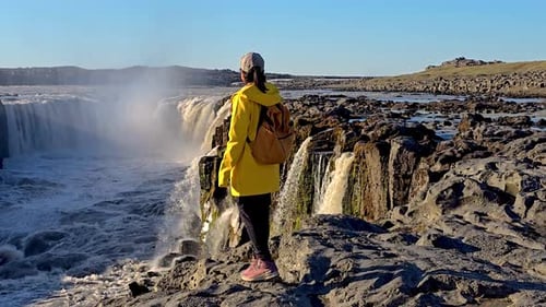Erkunden Sie die majestätischen isländischen Landschaften am Dettifoss-Wasserfall in atemberaubendem Herbstlicht