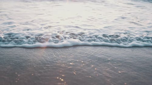 Strand, Wasser und Wellen des Ozeans an einem tropischen Urlaubsort in der Natur