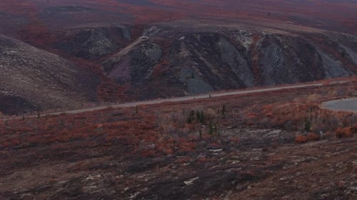 Montanha Ogilvie ao longo da rodovia Dempster com a natureza do outono em Yukon, Canadá. Tiro aéreo de Drone