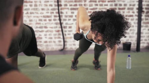Personal Trainer, Kursteilnehmer für Fitness und Gewichtheben mit Hanteln