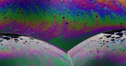 Es entstehen drei Seifenblasen, die eine superkomplexe Fluiddynamik zeigen