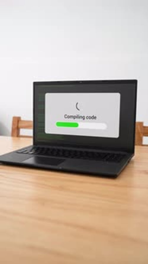 Vertikale Aufnahme eines Computers, der neuen Softwarecode kompiliert.