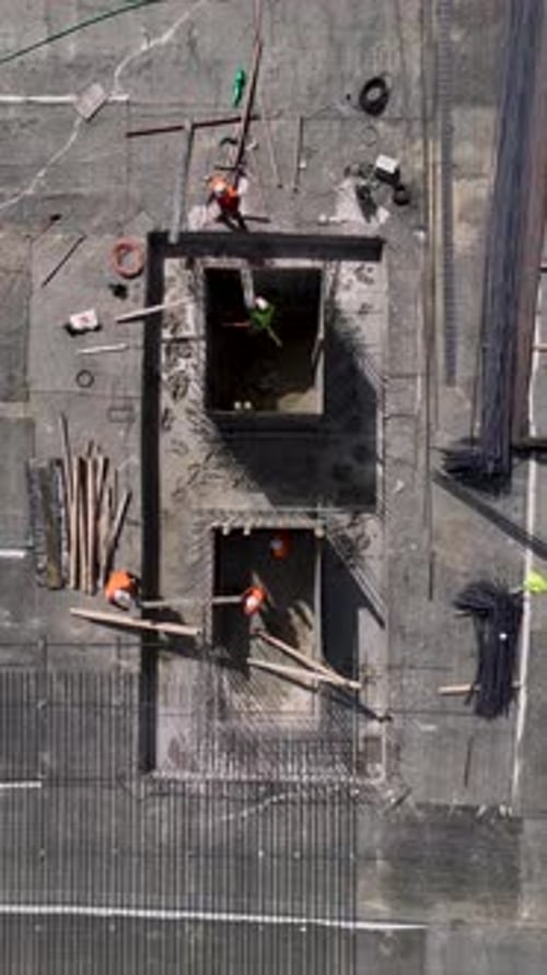 Los ingenieros y constructores de vídeo vertical lideran el progreso de la construcción con equipos pesados en Dynamic