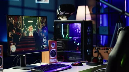 Nahaufnahme von PC-Tastatur und -Maus auf dem Schreibtisch im Wohnzimmer