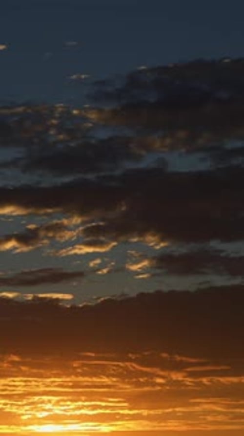 Vidéo verticale spectaculaire en accéléré du lever du soleil