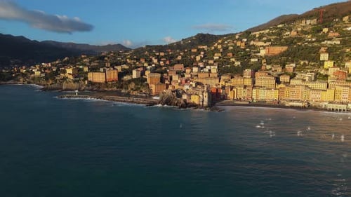 Vista aérea de Camogli, un encantador pueblo costero de Liguria, Italia, al atardecer