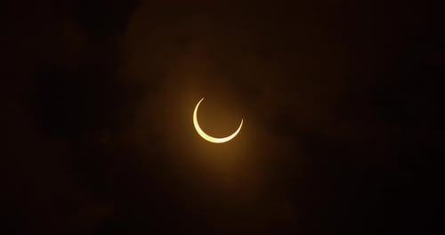 Zeitraffer einer ringförmigen Sonnenfinsternis, die mit Wolken in Totalität übergeht, 14. Oktober 2023.