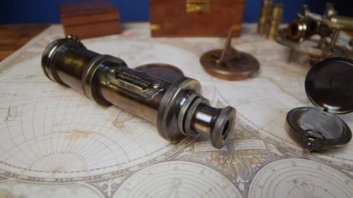 Vintage-Kompass, Teleskop, Sonnenuhr und ein nautischer Sextant liegen auf der antiken Weltkarte
