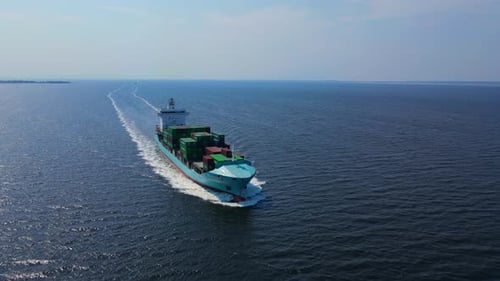 Frachtcontainerschiff mit Containern in Lkw-Größe, die im Meer kreuzen